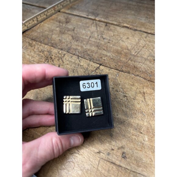 Gold Tone Geometric Square Cufflinks With Abstract Line Design - Picture 6 of 6